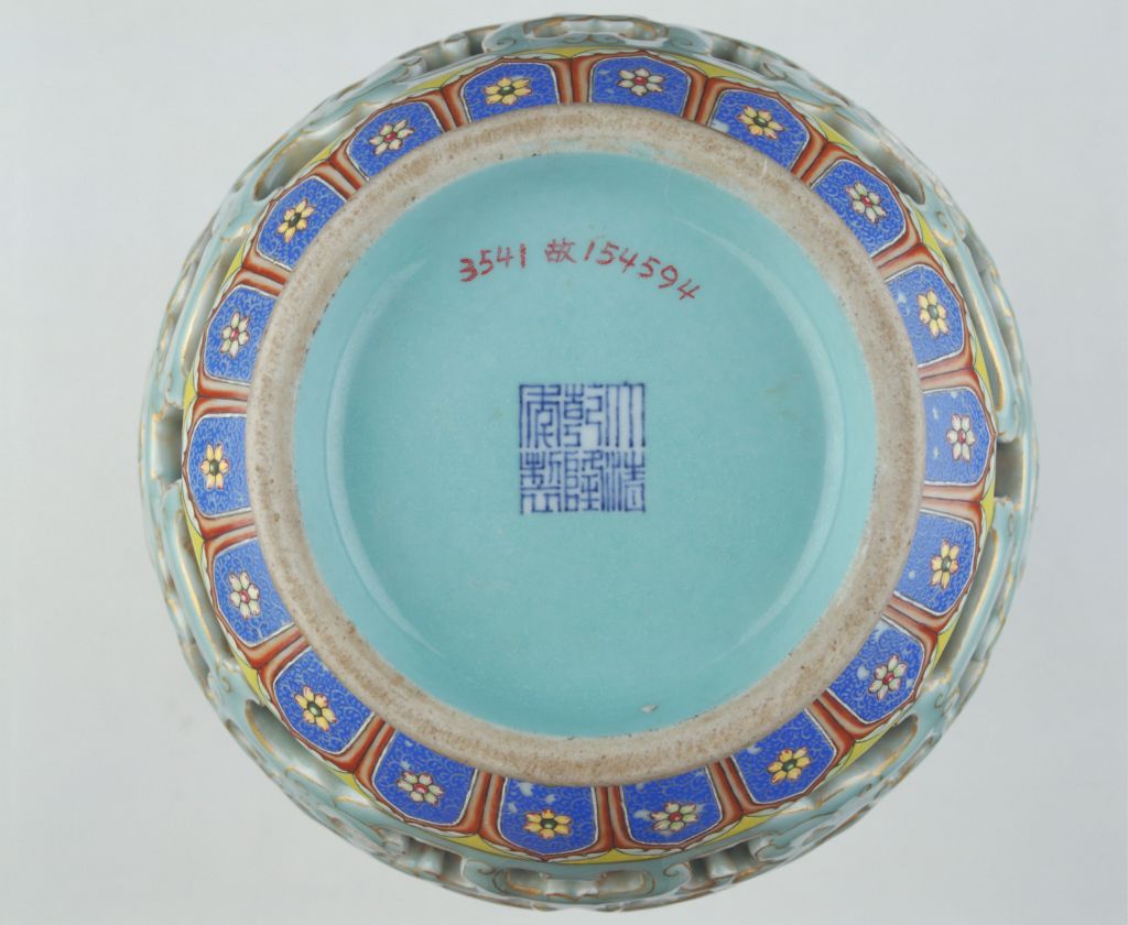 图片[2]-Blue glazed hollowed-out pink vase with gold Kui phoenix pattern-China Archive